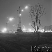 7.03.1974, Warszawa, Polska.
Plac budowy - dźwigi pracujące w nocy.
Fot. Jarosław Tarań, zbiory Ośrodka KARTA [74-20]
 
