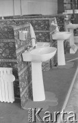 1974, Poznań, Polska
Targi Poznański, ekspozycja umywalek.
Fot. Jarosław Tarań, zbiory Ośrodka KARTA [74-13]
 
