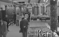 1974, Poznań, Polska
Targi Poznański, ekspozycja dywanów.
Fot. Jarosław Tarań, zbiory Ośrodka KARTA [74-13]
 
