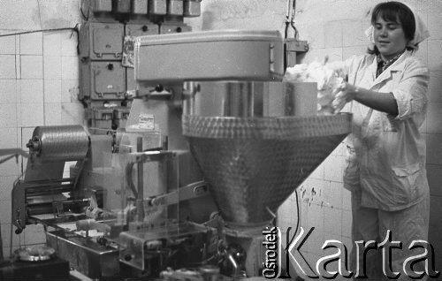 4.11.1974, Ryki, woj. Lublin, Polska
Mleczrnia, produkcja masła.
Fot. Jarosław Tarań, zbiory Ośrodka KARTA [74-10]
 
