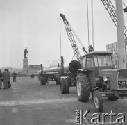 19.11.1974, Warszawa, Polska.
Montaż oświetlenia na placu Dzierżyńskiego.
Fot. Jarosław Tarań, zbiory Ośrodka KARTA [74-5]
 
