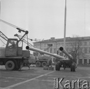 19.11.1974, Warszawa, Polska.
Montaż oświetlenia na placu Dzierżyńskiego, w tle hotel 