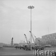 19.11.1974, Warszawa, Polska.
Montaż oświetlenia na placu Dzierżyńskiego.
Fot. Jarosław Tarań, zbiory Ośrodka KARTA [74-5]
 
