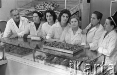 15.11.1974, Warszawa, Polska.
Władysław Grabowski, cukiernik, konstruktor form do pieczenia pączków i jego pracownice.
Fot. Jarosław Tarań, zbiory Ośrodka KARTA [74-9]
 
