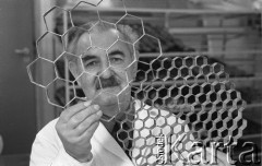 15.11.1974, Warszawa, Polska.
Władysław Grabowski, cukiernik, konstruktor form do pieczenia pączków.
Fot. Jarosław Tarań, zbiory Ośrodka KARTA [74-9]
 
