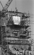 26.06.1974, Warszawa, Polska.
 Zamek Królewski - montaż tarczy zegara wieżowego. 
 Fot. Jarosław Tarań, zbiory Ośrodka KARTA [74-8]
   
