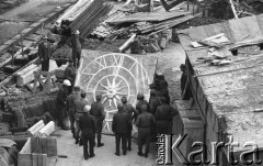 26.06.1974, Warszawa, Polska.
 Zamek Królewski - montaż tarczy zegara wieżowego. 
 Fot. Jarosław Tarań, zbiory Ośrodka KARTA [74-8]
   
