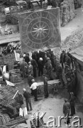 26.06.1974, Warszawa, Polska.
 Zamek Królewski - montaż tarczy zegara wieżowego. 
 Fot. Jarosław Tarań, zbiory Ośrodka KARTA [74-8]
   
