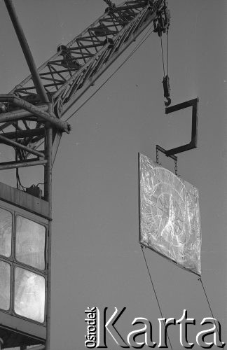 26.06.1974, Warszawa, Polska.
 Zamek Królewski - montaż tarczy zegara wieżowego. 
 Fot. Jarosław Tarań, zbiory Ośrodka KARTA [74-8]
   
