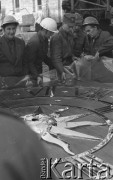 26.06.1974, Warszawa, Polska.
 Zamek Królewski - montaż tarczy zegara wieżowego. 
 Fot. Jarosław Tarań, zbiory Ośrodka KARTA [74-8]
   
