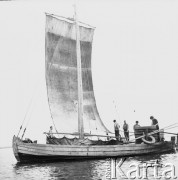 30.07.1974, Kąty Rybackie, Polska
Rybacy wracający z połowu.
Fot. Jarosław Tarań, zbiory Ośrodka KARTA [74-125]
 
