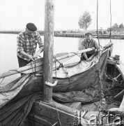 30.07.1974, Kąty Rybackie, Polska
Rybacy wracający z połowu.
Fot. Jarosław Tarań, zbiory Ośrodka KARTA [74-125]
 
