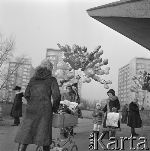 27.01.1974, Warszawa - Ochota, Polska.
Uliczni sprzedawcy baloników.
Fot. Jarosław Tarań, zbiory Ośrodka KARTA [74-126]
  
