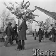 27.01.1974, Warszawa - Ochota, Polska.
Uliczni sprzedawcy baloników.
Fot. Jarosław Tarań, zbiory Ośrodka KARTA [74-126]
  
