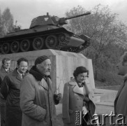 22.04.1974, Studzianki Pancerne, Polska
Kombatant i przedstawiciele władz obok pomnika upamiętniającego bitwę pod Studziankami.
Fot. Jarosław Tarań, zbiory Ośrodka KARTA [74-77]
 
