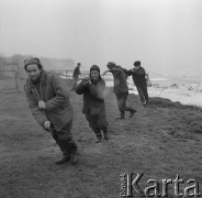 4.02.1974, Zalew Zegrzyński, Polska
Połowy pod lodem, wyciąganie sieci.
Fot. Jarosław Tarań, zbiory Ośrodka KARTA [74-89]
 
