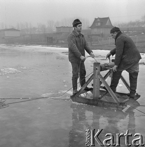 4.02.1974, Zalew Zegrzyński, Polska
Połowy pod lodem.
Fot. Jarosław Tarań, zbiory Ośrodka KARTA [74-89]
 
