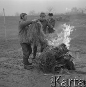 4.02.1974, Zalew Zegrzyński, Polska
 Niszczenie sieci kłusowniczych.
 Fot. Jarosław Tarań, zbiory Ośrodka KARTA [74-90]
   
