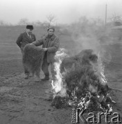 4.02.1974, Zalew Zegrzyński, Polska
 Niszczenie sieci kłusowniczych.
 Fot. Jarosław Tarań, zbiory Ośrodka KARTA [74-90]
   
