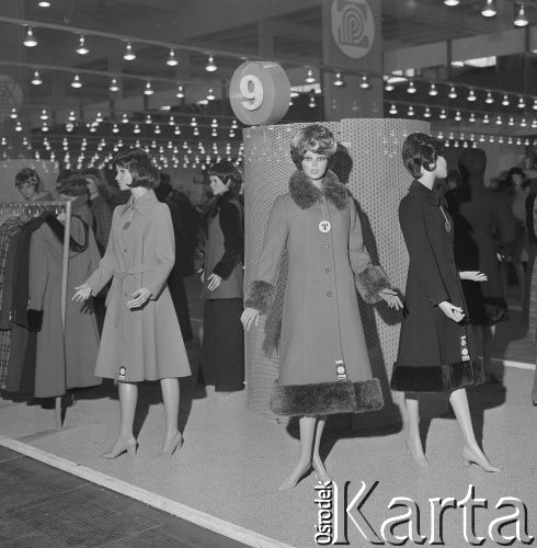 7.03.1974, Poznań, Polska
Targi odzieżowe, manekiny prezentujące ubrania.
Fot. Jarosław Tarań, zbiory Ośrodka KARTA [74-96]
 
