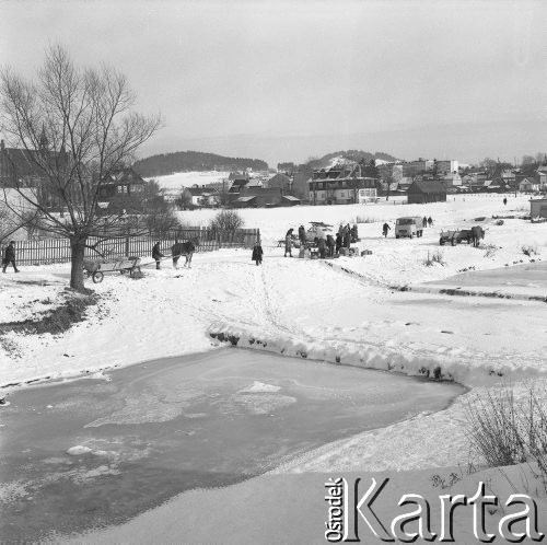 26.01.1974, Rabka, Polska
Fragment miasta, targowisko.
Fot. Jarosław Tarań, zbiory Ośrodka KARTA [74-85]
 
