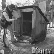 26.01.1974, Rabka, Polska
 Góralskie obejście, studnia.
 Fot. Jarosław Tarań, zbiory Ośrodka KARTA [74-84]
   

