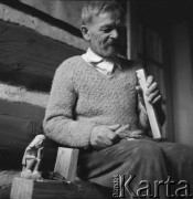 26.01.1974, Rabka, Polska
Rzeźbiarz przy pracy.
Fot. Jarosław Tarań, zbiory Ośrodka KARTA [74-86]
 
