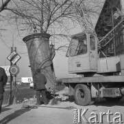 28.02.1974, Warszawa, Polska.
 Likwidacja reklamowego okrąglaka.
 Fot. Jarosław Tarań, zbiory Ośrodka KARTA [74-88]
   
