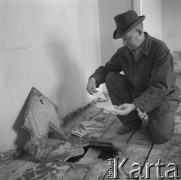 3.04.1974, Warszawa, Polska.
Dokumenty Armii Krajowej odnalezione pod podłogą kamienicy przy zbiegu Pięknej i Al. Niepoodległości.
Fot. Jarosław Tarań, zbiory Ośrodka KARTA [74-78]
 
