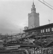 8.04.1974, Warszawa, Polska.
Rozbiórka dawnego dworca Śródmieście, w tle Pałac Kultury i Nauki.
Fot. Jarosław Tarań, zbiory Ośrodka KARTA [74-76]
 
