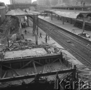 8.04.1974, Warszawa, Polska.
Rozbiórka dawnego dworca Śródmieście.
Fot. Jarosław Tarań, zbiory Ośrodka KARTA [74-76]
 
