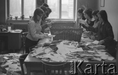 17.12.1974, Warszawa, Polska.
Poczta Główna w okresie przedświątecznym, rozdzielnia listów.
Fot. Jarosław Tarań, zbiory Ośrodka KARTA [74-113]
 
