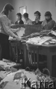 17.12.1974, Warszawa, Polska.
Poczta Główna w okresie przedświątecznym, rozdzielnia listów.
Fot. Jarosław Tarań, zbiory Ośrodka KARTA [74-113]
 
