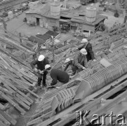 22.04.1974, Warszawa, Polska.
Odbudowa Zamku Królewskiego - krycie dachu.
Fot. Jarosław Tarań, zbiory Ośrodka KARTA [74-72]
 

