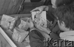 6.06.1974, Warszawa, Polska.
W pracowni konserwacji zabytków.
Fot. Jarosław Tarań, zbiory Ośrodka KARTA [74-122]
 
