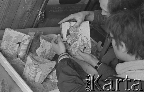 6.06.1974, Warszawa, Polska.
W pracowni konserwacji zabytków.
Fot. Jarosław Tarań, zbiory Ośrodka KARTA [74-122]
 
