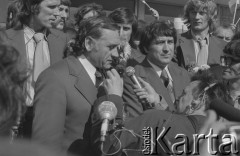 9.07.1974, Warszawa - Okęcie, Polska.
 Powitanie piłkarzy wracających do kraju po zajęciu trzeciego miejsca i zdobyciu srebrnego medalu na Mistrzostwach Świata, w środku Kazimierz Górski, w prawym rogu Jerzy Gorgoń.
 Fot. Jarosław Tarań, zbiory Ośrodka KARTA [74-108]
   
