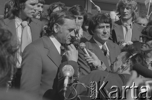 9.07.1974, Warszawa - Okęcie, Polska.
 Powitanie piłkarzy wracających do kraju po zajęciu trzeciego miejsca i zdobyciu srebrnego medalu na Mistrzostwach Świata, w środku Kazimierz Górski, w prawym rogu Jerzy Gorgoń.
 Fot. Jarosław Tarań, zbiory Ośrodka KARTA [74-108]
   
