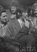 9.07.1974, Warszawa - Okęcie, Polska.
 Powitanie piłkarzy wracających do kraju po zajęciu trzeciego miejsca i zdobyciu srebrnego medalu na Mistrzostwach Świata, z przodu Kazimierz Deyna, z tyłu Jan Tomaszewski.
 Fot. Jarosław Tarań, zbiory Ośrodka KARTA [74-108]
   
