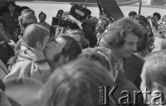 9.07.1974, Warszawa - Okęcie, Polska.
 Powitanie piłkarzy wracających do kraju po zajęciu trzeciego miejsca i zdobyciu srebrnego medalu na Mistrzostwach Świata, z dzieckiem Kazimierz Deyna, obok Jan Tomaszewski.
 Fot. Jarosław Tarań, zbiory Ośrodka KARTA [74-108]
   
