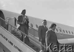 9.07.1974, Warszawa - Okęcie, Polska
 Powitanie piłkarzy wracających do kraju po zajęciu trzeciego miejsca i zdobyciu srebrnego medalu na Mistrzostwach Świata, z pucharem Kazimierz Deyna, niżej trener Kazimierz Górski.
 Fot. Jarosław Tarań, zbiory Ośrodka KARTA [74-108]
   
