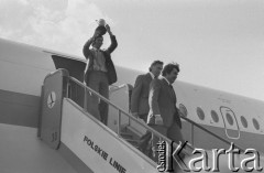 9.07.1974, Warszawa, Polska.
 Powitanie piłkarzy wracających do kraju po zajęciu trzeciego miejsca i zdobyciu srebrnego medalu na Mistrzostwach Świata, w oknie Kazimierz Deyna, z pucharem Kazimierz Deyna, w środku trener Kazimierz Górski.
 Fot. Jarosław Tarań, zbiory Ośrodka KARTA [74-108]
   
