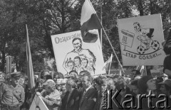 9.07.1974, Warszawa, Polska.
 Powitanie piłkarzy wracających do kraju po zajęciu trzeciego miejsca i zdobyciu srebrnego medalu na Mistrzostwach Świata.
 Fot. Jarosław Tarań, zbiory Ośrodka KARTA [74-108]
   
