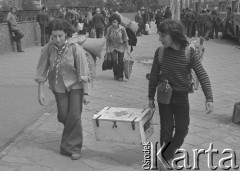 8.07.1974, Warszawa, Polska.
Wyjazdy na wakacje, młodzież z plecakami.
Fot. Jarosław Tarań, zbiory Ośrodka KARTA [74-117]
 

