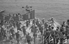 25.08.1974, Zegrze, Polska
Maraton pływacki, zawodnicy na starcie.
Fot. Jarosław Tarań, zbiory Ośrodka KARTA [74-103]
 
