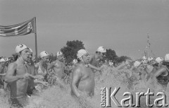 25.08.1974, Zegrze, Polska
Maraton pływacki, zawodnicy na starcie.
Fot. Jarosław Tarań, zbiory Ośrodka KARTA [74-103]
 
