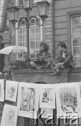 18.08.1974, Gdańsk, Polska
Starówka w sierpniową niedzielę, artyści ze swoimi pracami.
Fot. Jarosław Tarań, zbiory Ośrodka KARTA [74-98]
 
