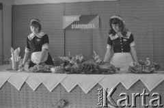 31.05.1974, Warszawa, Polska.
Pokaz kulinarny przygotowany przez uczniów Technikum Gastronomicznego, stół z potrawami kuchni staropolskiej.
Fot. Jarosław Tarań, zbiory Ośrodka KARTA [74-74]
 
