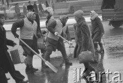 17.12.1974, Warszawa, Polska.
Kobiety sprzątające ulicę.
Fot. Jarosław Tarań, zbiory Ośrodka KARTA [74-128]
 
