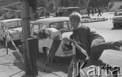 16.09.1974, Warszawa, Polska.
Dzieci przebiegające przez ulicę.
Fot. Jarosław Tarań, zbiory Ośrodka KARTA/74-136]
 
